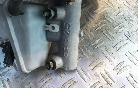 Ford Mondeo MK II Master brake cylinder