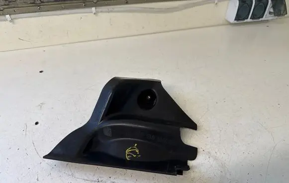 Volkswagen Transporter - Caravelle T5 Battery tray heat shield 7H0915437