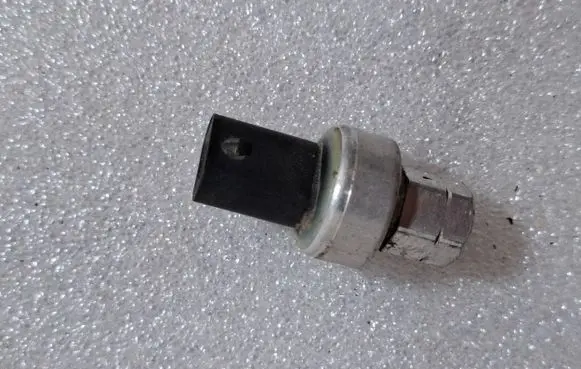 Dodge Challenger Air conditioning (A/C) pressure sensor 68156982AA