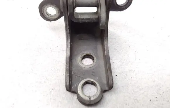 Honda CR-V Front door upper hinge