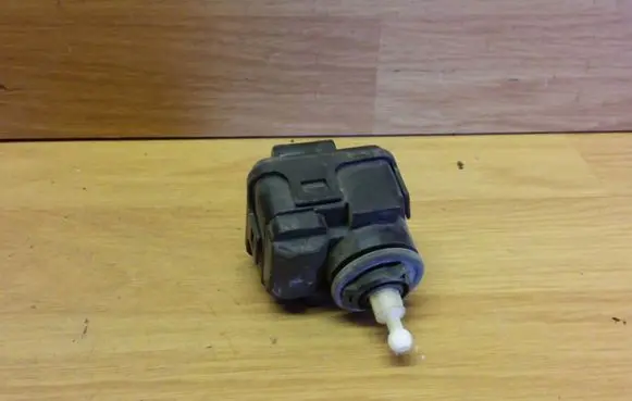 Audi A6 S6 C4 4A Headlight level adjustment motor 8L0941295