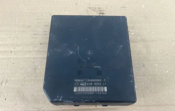 Renault Megane III Fuse module 284B60008R 8229296811 519339311
