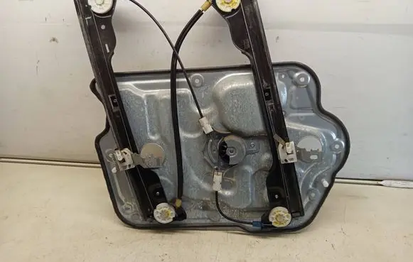 Nissan Qashqai+2 Front door window regulator with motor
