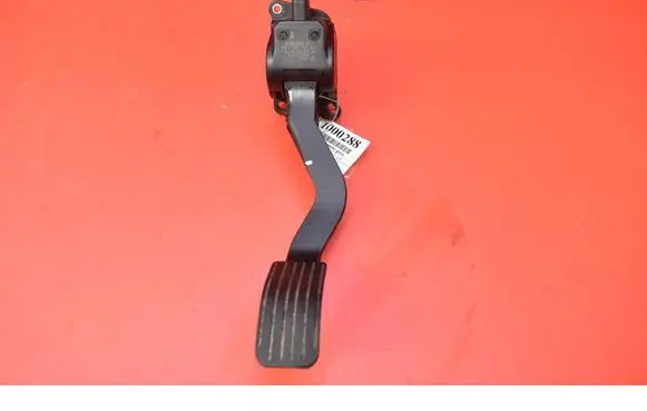 Accelerator throttle pedal