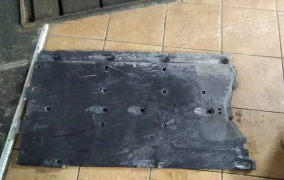 Center/middle under tray cover