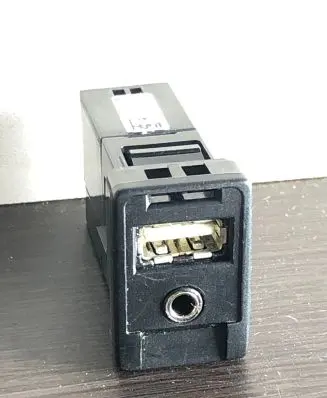 Toyota Avensis T270 USB socket connector FC0600021