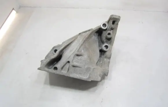 Volkswagen Polo V 6R Engine mounting bracket 04B199207