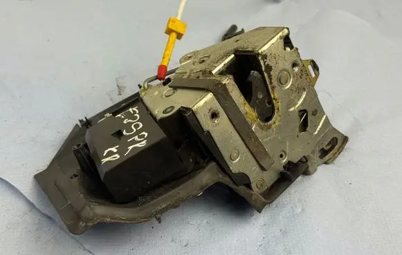 BMW 5 E39 Front door lock