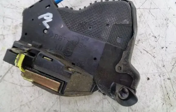Toyota Avensis Verso Front door lock 