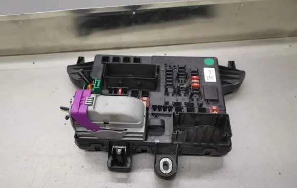 Opel Insignia A Fuse module 22737768