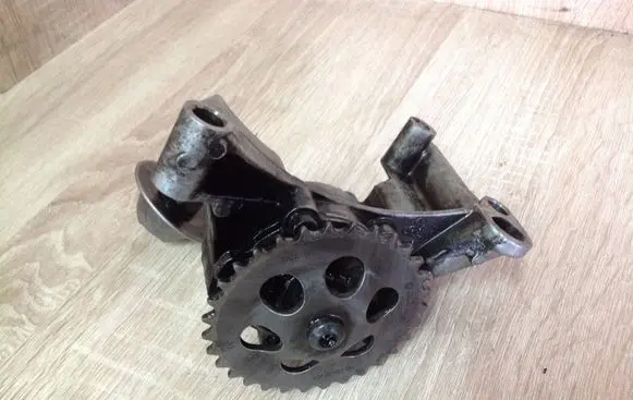 Volkswagen PASSAT B5 Oil pump 06A115105