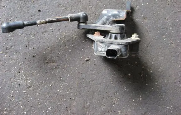Lincoln Navigator Front height sensor lever JL143C438A