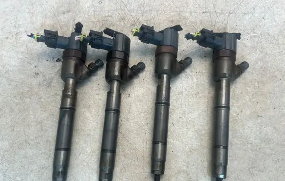 Hyundai i20 (PB PBT) Fuel injectors set 0445110320 338002A900