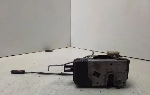 Opel Vectra C Front door lock 24447341