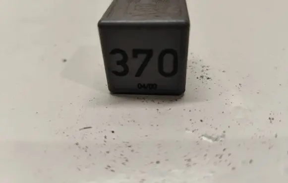Volkswagen PASSAT B5.5 Other relay 8D0951253 V23134J52X300