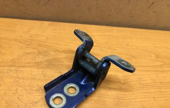 Nissan X-Trail T30 Front door lower hinge 