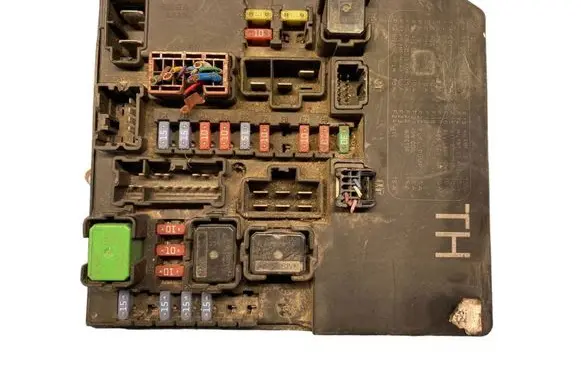 Nissan Juke I F15 Fuse module 284B71TX2A 50Y311F04
