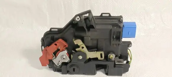 Volkswagen Golf V Rear door lock 7L0839015