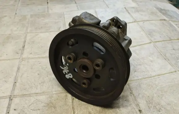 Volkswagen PASSAT B5 Power steering pump 028145255F