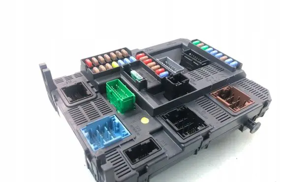 Peugeot 208 Fuse module 9678355980