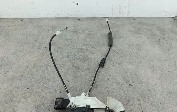 Peugeot 308 Front door lock PSA567148
