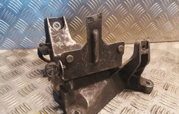 BMW 1 E81 E87 Engine mounting bracket 6760309