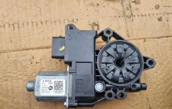 KIA Xceed Front door window regulator motor 82450-J7010