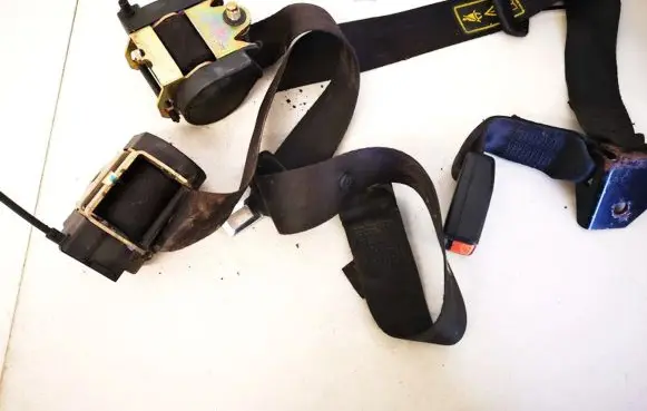 Middle seatbelt (rear)