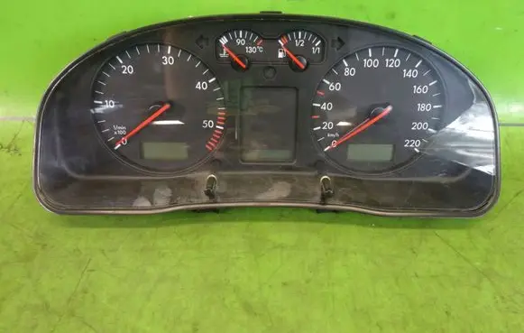 Volkswagen PASSAT B5 Speedometer (instrument cluster) 3B1919880D