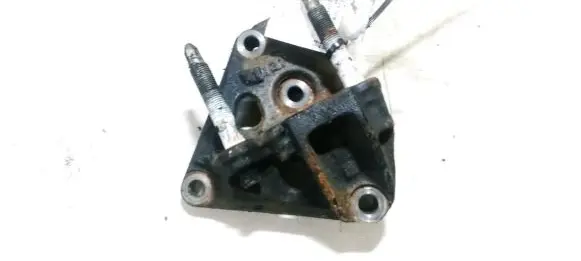 Toyota Yaris Engine mounting bracket
