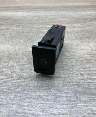 Volkswagen Golf IV Windscreen/window heater switch 1J0959621C