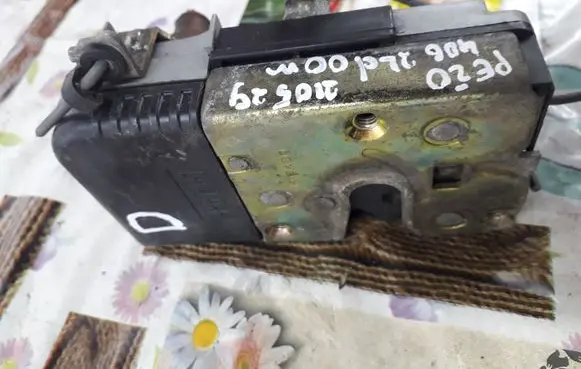 Peugeot 406 Front door lock
