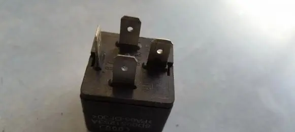Volkswagen PASSAT B5.5 Other relay 8D0951253A