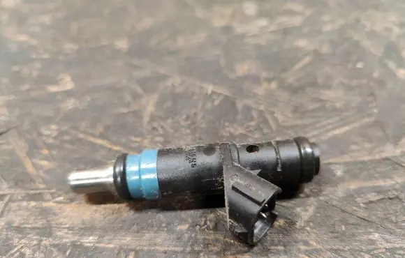 Audi A4 S4 B7 8E 8H Fuel injector 06B133551K