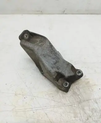 Engine mounting bracket