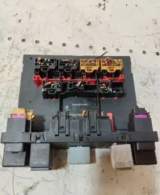 Volkswagen Golf V Comfort/convenience module 3C0937049D 28022871 H37S1002