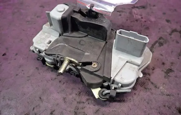 Citroen Xsara Picasso Front door lock 