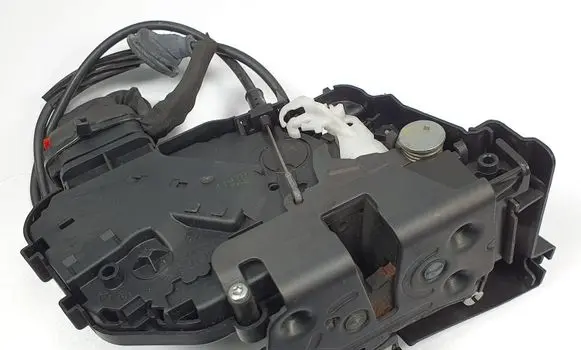 Volvo C70 Front door lock 30753662