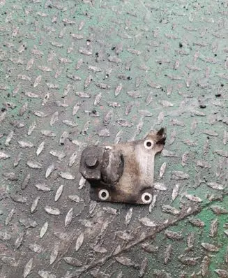 BMW 5 E39 Engine mounting bracket 6751226