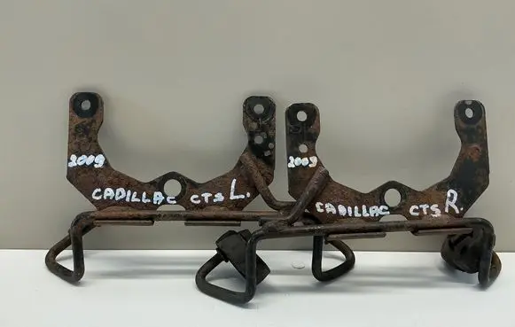 Cadillac CTS Muffler mount bracket/holder 15240254