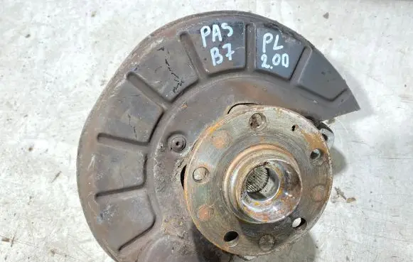 Volkswagen PASSAT B7 Front wheel hub spindle knuckle