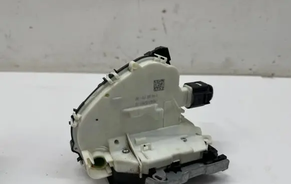 Volkswagen Touareg III Front door lock 8J2837016G