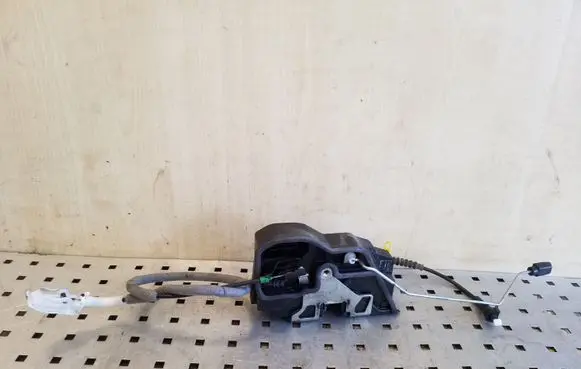 BMW X3 E83 Front door lock 7202144