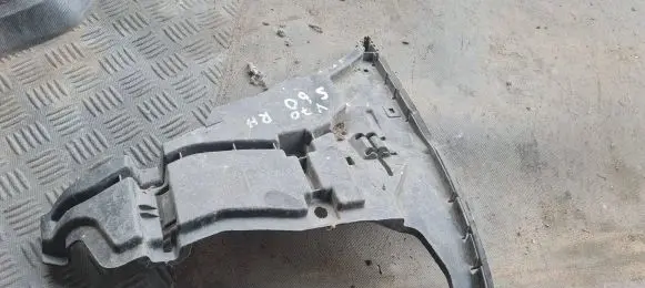 Volvo V70 Front bumper mounting bracket 08693182