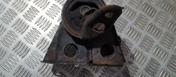 Nissan X-Trail T30 Engine mount bracket