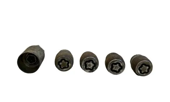 Nissan Juke I F15 Anti-theft wheel nuts and lock 