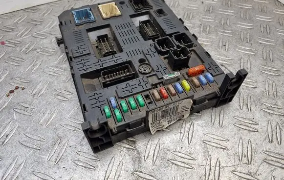 Citroen C4 I Picasso Fuse module 9666895380