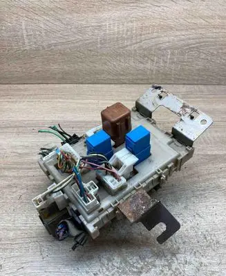 Nissan Almera Tino Fuse module 243504U100 1031002