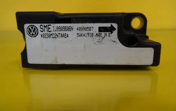 Volkswagen PASSAT B5 Airbag deployment crash/impact sensor 5WK41910 1J0909606N