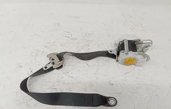 Lexus CT 200H Front seatbelt J090301